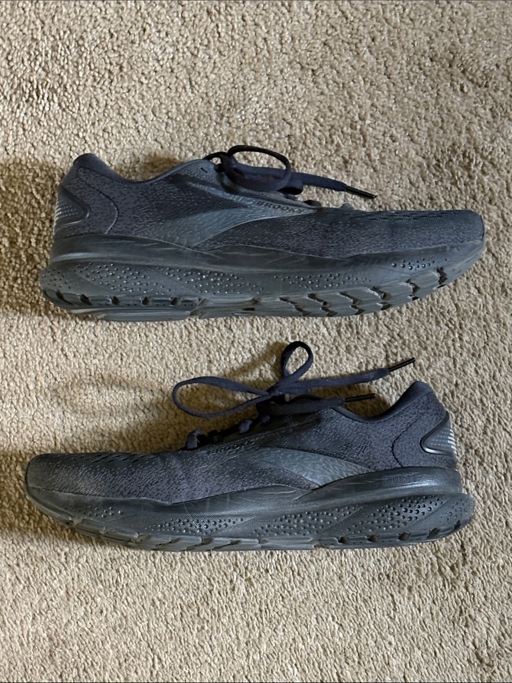 Womens  Brooks black Running Sneakers
